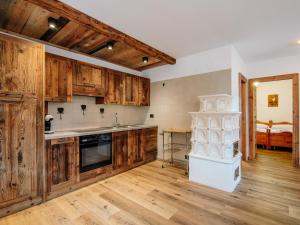 O bucătărie sau chicinetă la Apartment Storie di Montagna by Interhome