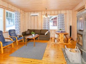 uma sala de estar com um sofá e uma mesa em Holiday Home Koivupirtti by Interhome em Ahmovaara