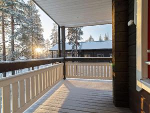 ein Balkon mit Blick auf ein Haus in der Unterkunft Holiday Home White dream a by Interhome in Ylläsjärvi