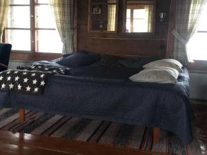 KivitaipaleにあるHoliday Home Villa tuulentupa by Interhomeのベッド(ブルーブランケット、枕付)