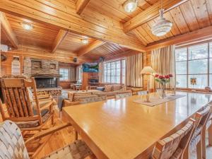 uma sala de jantar com uma grande mesa de madeira e cadeiras em Holiday Home Unnukkamaja by Interhome em Leppävirta mais 29 fotografias