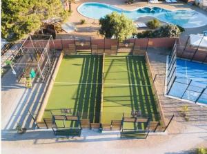 uma vista superior de um campo de ténis em frente a uma piscina em Mobil Home -LES Flamants Roses MAR ESTANG em Canet-en-Roussillon