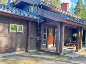 PetäjävesiにあるHoliday Home Petäjälahti by Interhomeの赤い扉付きの家