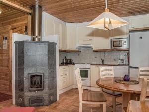 アカスロンポロにあるHoliday Home Kuerkartano 4-aarre by Interhomeのキッチン(暖炉、テーブル、椅子付)