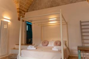 una camera con letto bianco e specchio di Azalea Suite Deluxe a Sannicola