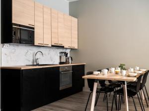 eine Küche mit einem Holztisch und einer Arbeitsplatte in der Unterkunft Holiday Home Vuokatin loiste 9 a 3 by Interhome in Vuokatti