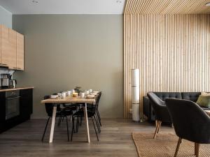 eine Küche und ein Esszimmer mit Tisch und Stühlen in der Unterkunft Holiday Home Vuokatin loiste 9 a 3 by Interhome in Vuokatti + 28 Fotos