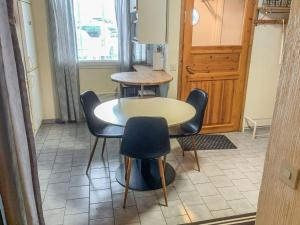 - une table et des chaises dans une chambre avec fenêtre dans l'établissement Holiday Home Ruka-ihtinki 4 a 3 by Interhome, à Niskala
