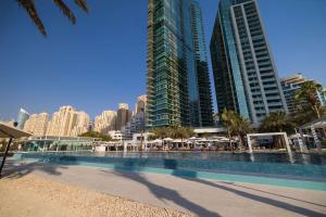 Kolam renang di atau di dekat DoubleTree by Hilton Dubai Jumeirah Beach