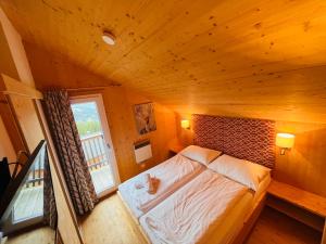 um quarto com uma cama num quarto de madeira em Chalet Klippitz - Perle by Interhome em Klippitztorl