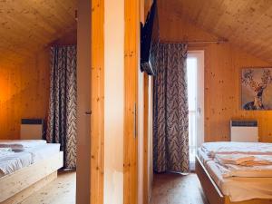 um quarto com 2 camas e uma janela em Chalet Klippitz - Perle by Interhome em Klippitztorl