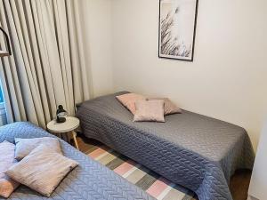 1 dormitorio con 2 camas individuales y mesa en Holiday Home Skivillas 61 ukkohalla - b1 by Interhome, en Hyrynsalmi