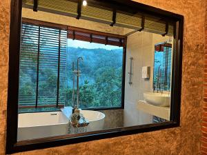 ein Badezimmer mit zwei Waschbecken, einer Badewanne und einem Fenster in der Unterkunft Hi Land Forest View in Amphoe Chiang Dao + 36 Fotos