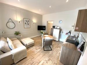 ein Wohnzimmer mit Sofa und Tisch in der Unterkunft Apartment 229 in Dortmund