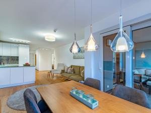eine Küche und ein Wohnzimmer mit einem Tisch und Stühlen in der Unterkunft Apartment Seeblick alpe maritima Ski & See-Top 12 by Interhome in Annenheim