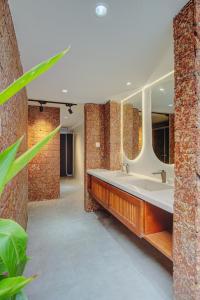een badkamer met 2 wastafels en een grote spiegel bij MTR Apartment & Hotel in Da Nang