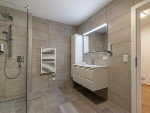 een badkamer met wastafel en douche bij Apartment Terrace 04 alpe maritima Ski & See-Top 4 by Interhome in Annenheim