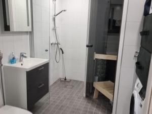 Koupelna v ubytování Holiday Home Kasnäs marina c 21 by Interhome