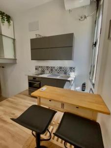 A kitchen or kitchenette at Loft Alameda en Sevilla