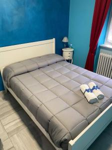 ein Bett mit zwei Kissen auf einem Zimmer in der Unterkunft Residenza Manfredi in Potenza