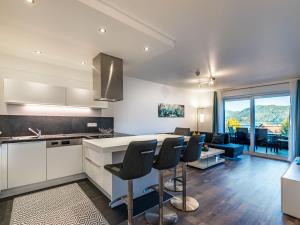 Kuchyň nebo kuchyňský kout v ubytování Apartment Berg- und Seeblick alpe maritima -Top 10 by Interhome