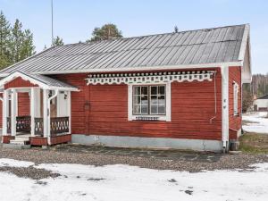 una pequeña casa roja con una ventana blanca en Chalet Norrskensstugan - NBO010 by Interhome, en Vidsel