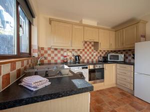 Кухня или кухненски бокс в Holiday Home Glenloch Cottage by Interhome