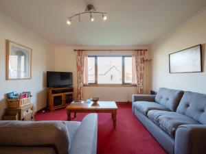 sala de estar con sofá y mesa en Holiday Home Glenloch Cottage by Interhome, en Drumnadrochit