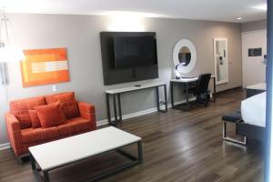 a living room with a couch and a flat screen tv at Clarion Pointe Marshall in Marshall