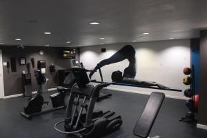 Fitness centrum a/nebo fitness zařízení v ubytování Clarion Pointe Marshall