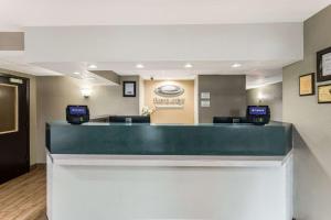 eine Lobby eines Fast-Food-Restaurants mit einer Rezeption in der Unterkunft Econo Lodge in Madison