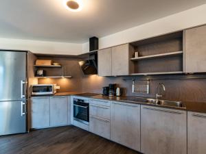 Kuchyň nebo kuchyňský kout v ubytování Apartment Terrassentraum alpe maritima Ski&See-15 by Interhome