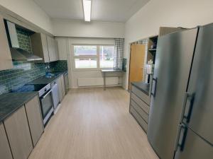 eine Küche mit einem Kühlschrank und einem Tisch darin in der Unterkunft Holiday Home Ruokolan kartano by Interhome in Sotkamo