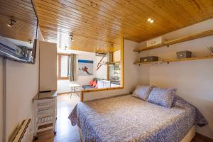 1 dormitorio con 1 cama en una casa pequeña en Enmolinate, en La Molina