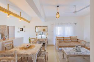 een woonkamer met een tafel en een bank bij Fully Furnished 2 Bedroom Apartment along Diani Beach Road in Diani Beach