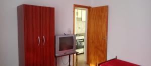 sala de estar con TV y armario de madera en Alquiler x día Bolívar, en San Carlos de Bolívar