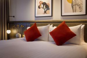 The Samuel Ryder Hotel St Albans, Tapestry Collection Hilton客房内的一张或多张床位
