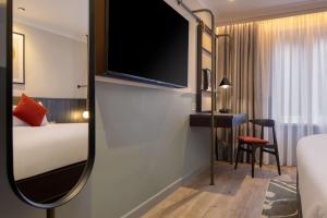 The Samuel Ryder Hotel St Albans, Tapestry Collection Hilton的电视和/或娱乐中心