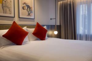 The Samuel Ryder Hotel St Albans, Tapestry Collection Hilton客房内的一张或多张床位