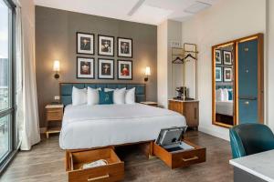 um quarto de hotel com uma cama e uma televisão em The Draper New York, Tapestry Collection by Hilton em Nova York