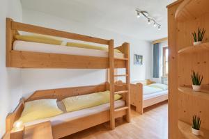Llit o llits en una habitació de Blasigsuite Blasighof