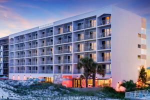 un hotel al anochecer en Beal House Fort Walton Beach, Tapestry Collection By Hilton, en Fort Walton Beach