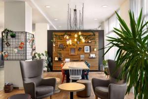 Un comedor con mesa y sillas en Vienna House Easy by Wyndham Bucharest Airport, en Otopeni