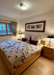 een slaapkamer met een bed met vleermuizen erop bij Laax Cozy Apartment Ski Bus in front of the Door in Laax