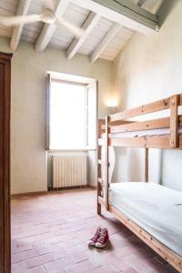 a bedroom with two bunk beds and a window at Ca la Merce Batista in Palau-Saverdera
