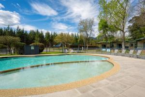 The swimming pool at or close to Bright Accommodation Park