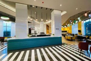 Restaurace v ubytování Ramada Encore by Wyndham Amritsar Airport