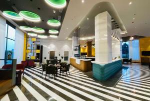Posezení v ubytování Ramada Encore by Wyndham Amritsar Airport