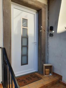 une porte blanche avec une fenêtre et une boîte en bois dans l'établissement Appartement, proche Europa-Park Colmar Strasbourg, à Sundhouse