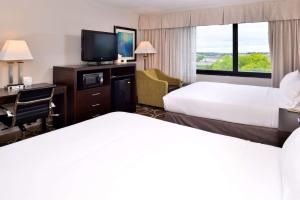 Cama o camas de una habitación en Elimwood Hotel, A Ramada by Wyndham